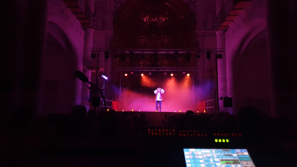 En esta imagen se puede ver la mesa de mezclas Soundcraft iluminada en la penúmbra mientras se realiza una actuación